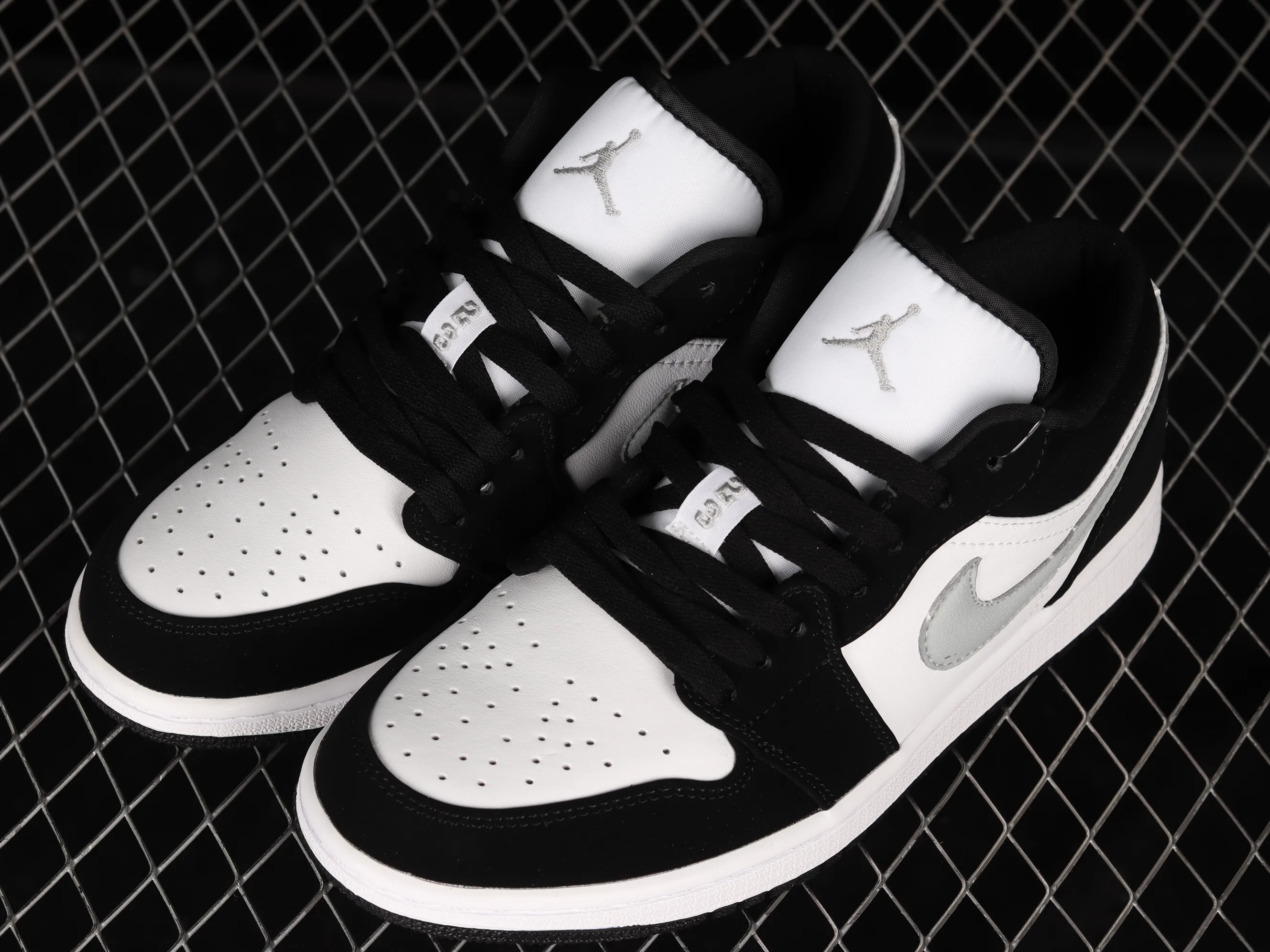 All categories Air Jordan Jordan series basketball shoes Air Jordan 1 Low Air Jordan 1 Low "New Emerald" AJ1 Joe 1 black and white gray 552780-018